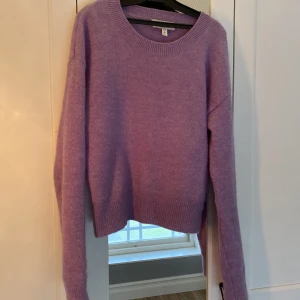 Stickad tröja från & Other Stories💞 - Super fin tröja! Inga defekter eller tecken på användning. Inget nopprig. Tvättas innan köp och priset är inkluderad frakt!