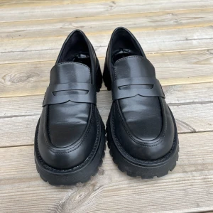 Loafers Stradivarius 39 - Ett par loafers från Stradivarius i storlek 39. Använda men i gott skick. Passar mig som vanligtvis har 39,5-40. Kan mötas upp i Malmö, annars står köpare för frakt.