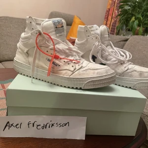 Off-White Skor Storlek 44 - Säljer nu mina Off-White skor då dem tyvärr var för stora för mig!  Skulle säga att de är ~6/10 i skicket, en liten tvätt så har man ett par schysst skor! Box ingår givetvis!