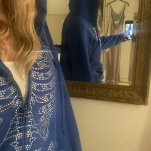 Strass zip-hoodie  - Blå strasshoodie nästan helt oanvänd! Från bestyettocome1 på Instagram (orginalpris ca 600kr) ❤️  Tveka inte om du har frågor eller om du är intresserad ☺️