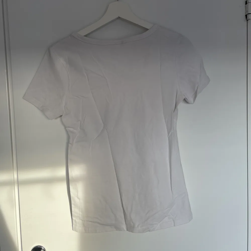 V-ringade vit t-shirt. Använd endast en gång för flera år sen så känner inte att jag behöver ha kvar den. Frakt tillkommer.. T-shirts.