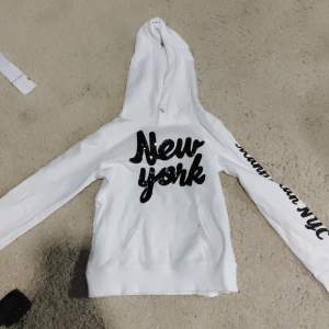 En hoodie med new York tryck, den är okej skick