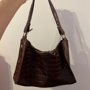 väska - säljer den här handväskan för 80 kr, säljer då den aldrig används av mig❣️