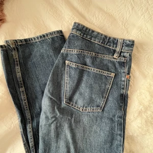 Mörkblå zara jeans - Säljer mina favorit jeans som tyvärr blivit för små för mig. De är mörkblå från zara, med knappar som dragkedja och mid raist❤️