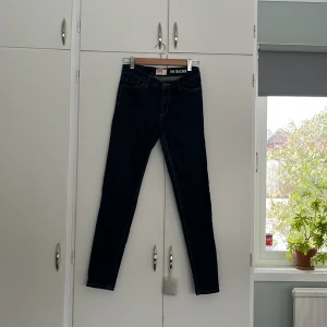 Fina jeans - Mörkblåa smala 