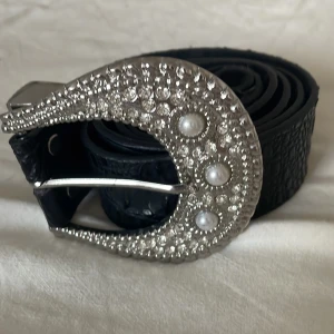 Bälte  - Svart bälte med rhinestones  Kör secondhand och jag några defekter 