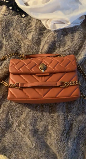 Kurt Geiger - Kör intressekoll på min Kurt Geiger väska (mellan).💕Köpt i somras. Lite förekommande av slitningar, skickar bild vid förfrågan! Nypris: cirka 2200kr