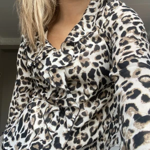 Leopardmönstrad blus - Sååååå fin leopardmönstrad blus med krås o as najs v ringning!!! En favorit 