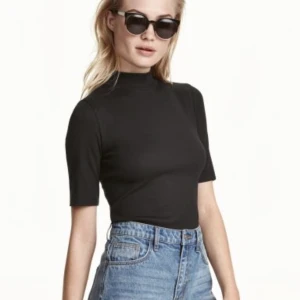 Svart polo topp - Svart polo topp från H&M. Storlek XS men otroligt stretchig så passar allt från XS-M