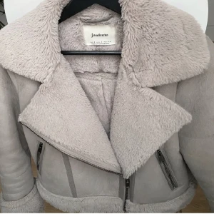 Höst jacka - Jätte söt höst jacka från stradivarius men som är köpt här på plick förra hösten❤️ säljer då den inte kommit till användning för den vart för kort i ärmarna. Nypris 600kr