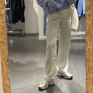 Linnebyxor Brandy Melville - Lågmidjade linnebyxor från Brandy Melville. Lite tjockare i tyget. One size, men skulle säga att de sitter som en XS. Bra skick! Jag är 170cm för referens.