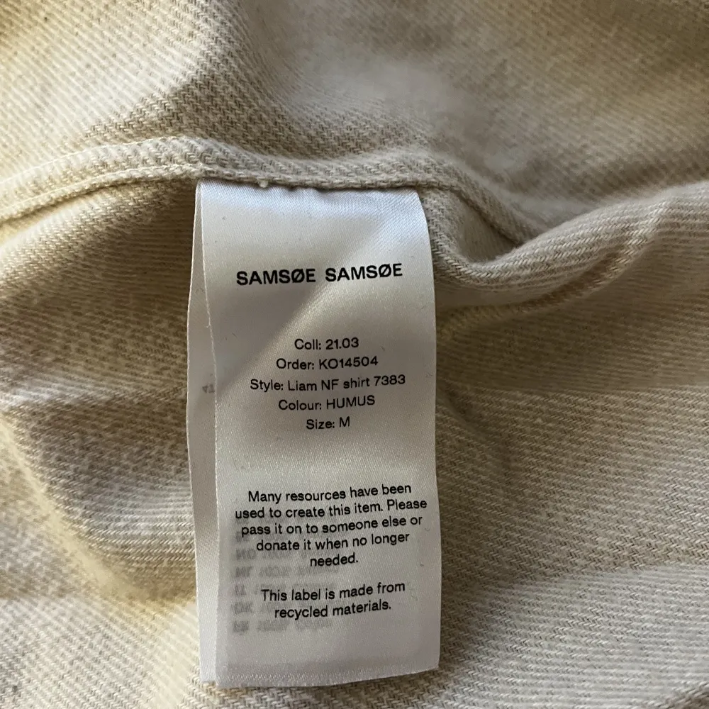 Beige skjorta av Samsoe Samsoe.  Strl M. Super skönt och mjukt material.  Stryker och tvättar alla kläder innan jag skickar iväg dem🫶. Skjortor.