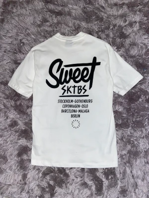 Sweet SKTBS t-shirt  - Storlek xs men oversized, aldrig använd för att den var för stor för mig. Helt nyskick, inga fläckar eller så. Nypris 399 från Junkyard och säljs inte längre.