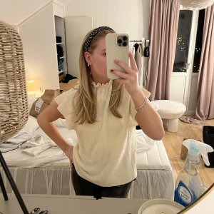 Stickad topp - Säljer denna fina stickade toppen, i en vit/beige färg. Super bra skick❤️