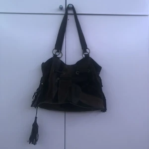 Brun väska! - Brun väska med lite patchwork liknande design:) Den har som tofsar på sidorna. Skriv om du vill ha fler bilder eller har frågor! Köparen står för frakt. Kan mötas i Stockholm 