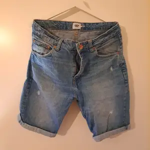 Jeans shorts från Lager 157, modell Grant stl S 