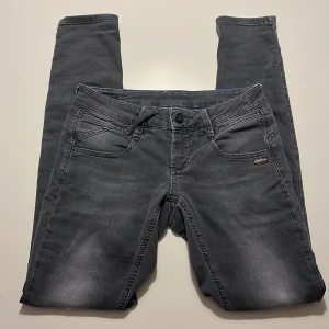 Lågmidjade Gang jeans - Lågmidjade gang jeans! Jag säljer dessa jeans eftersom de inte har kommit till användning än och lite för stora i midjan! Märket är Gang Jeans, och storleken är 27! Jag står ej för postens slarv! Och kunden står för frakten!🤍