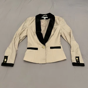 Kavaj - Kavaj, använd ett fåtal gånger. Är ljusrosa (svårt att få med på bild).