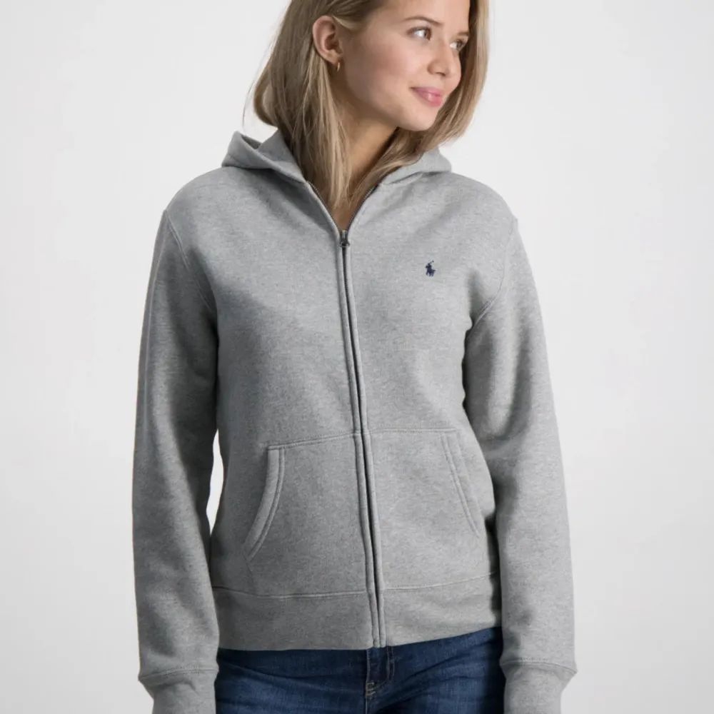 Säljer denna gråa Ralph lauren zip up hoodien då den inte kommer till användning nypris 1100 mitt pris 500. Hoodies.