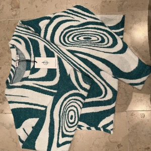 Sweatshirt  - Jätte fin sweatshirt från stradivarius ALDRIG använd och är helt ny . Köpt för 250 säljer kring 120 