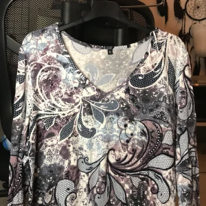 Flermönstrad tröja - Använder denna tröja som är M men själv är XS/S, funkar alltså också bra som en Oversized tröja.