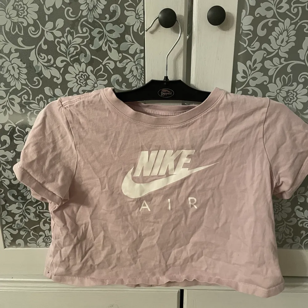 En babyrosa Nike air magtröja som är väldigt gullig . T-shirts.