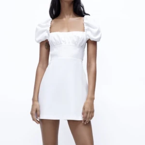 Klänning  - Säljer min fina studentklänning från zara, använd en gång och är i väldigt fint skick ❤️storlek S. Linnematerial 