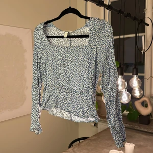 Blus - Blommig blus i viskos 