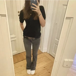 Gråa jeans  - Lågmidjade jeans❤️‍🔥 passar någon runt 165-170cm❤️‍🔥 sällan kommit till användning då jag har andra liknande❤️‍🔥 super fina som passar till det mesta❤️‍🔥 frakten ligger på 66kr spårbart ❤️‍🔥 fler frågor svara jag gärna på privat❤️‍🔥 lånade bilder❤️‍🔥