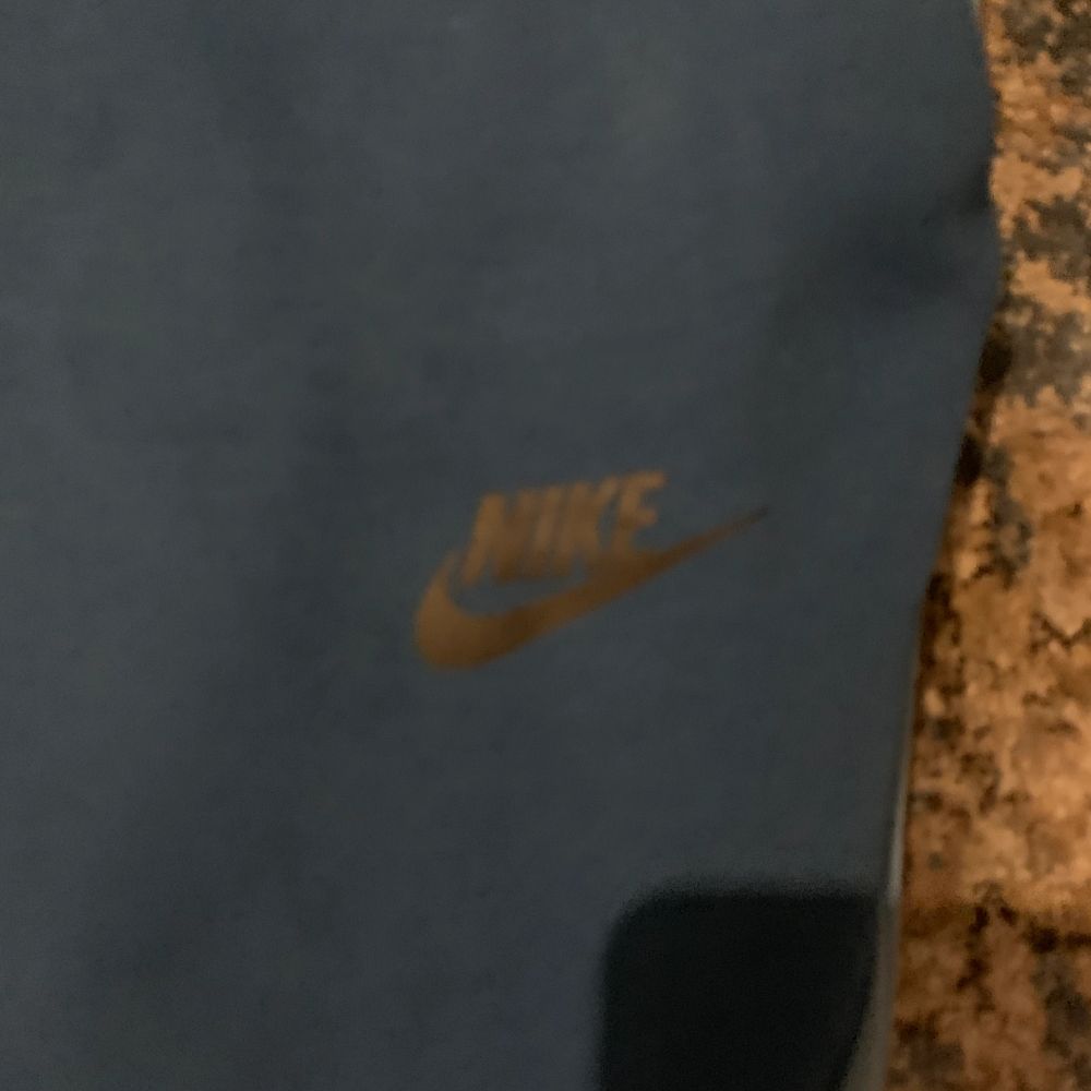 Säljer mina Nike tech fleece byxor för att jag inte har använt dom mycket. Jeans & Byxor.