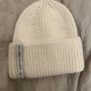 Carin Wester mössa oanvänd - Använd en gång, 120kr Vit stickad  Mötas i Uppsala / fraktas  Vid köp av mer kan paketpris ordnas 