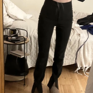 Kostymbyxor med slits NAKD strl 34 långa - Snygga kostymbyxor med slits från NAKD, strl 34. Jag är 172 har långa ben och de går ner till marken mig. Slitsen lägger sig snyggt över skor. 250kr eller prisförslag  Fraktas / mötas i uppsala Vid köp av fler plagg kan paketpris ordnas