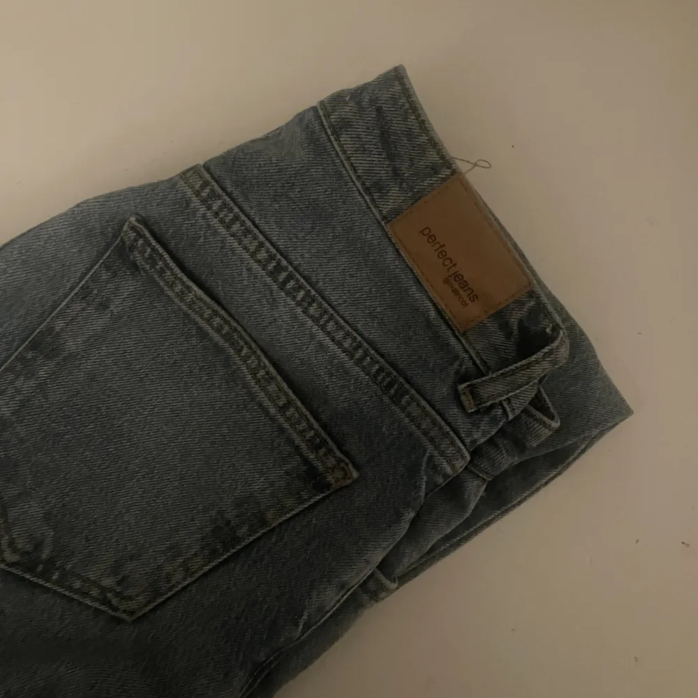 Intressekoll på mina flare leg jeans med hål (i vänstra knät). I använt skick. Säljer för att de är något för stora på mig. Orginalpris 500kr. Kontakta vid intresse (fraktpriset beror på) . Jeans & Byxor.