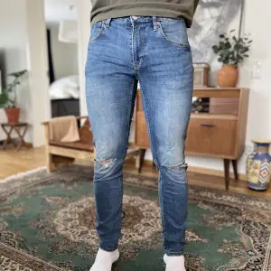 Jeans från LAGER157 (herr)  Modellen på bilder är 190cm!  Storlek : L  Pris : 100kr 