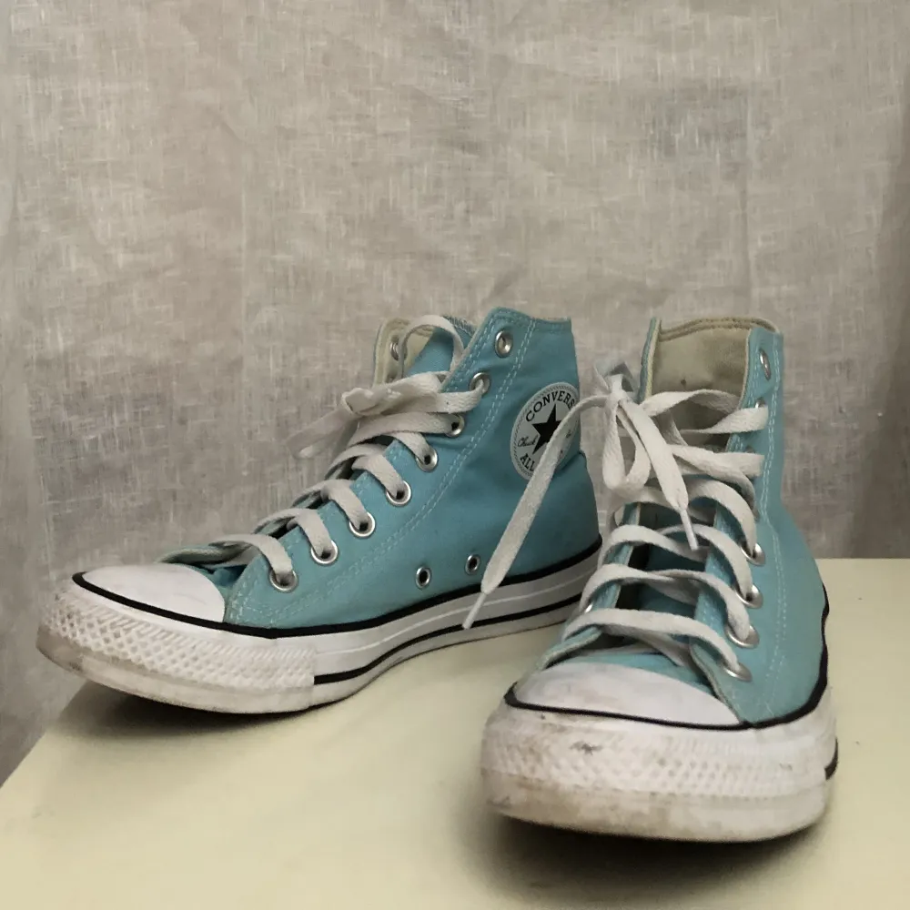 Blå/turkosa Converse som är lite smutsiga (se bilder) men annars bra skick! Storlek 39,5, använd gärna köp nu🤗. Skor.