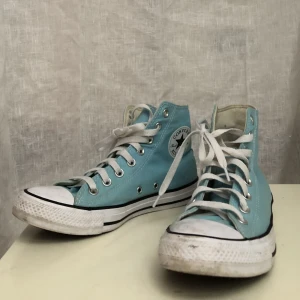 Blå converse - Blå/turkosa Converse som är lite smutsiga (se bilder) men annars bra skick! Storlek 39,5, använd gärna köp nu🤗