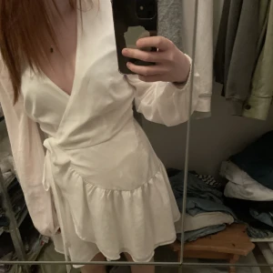 Klänning - Superfin klänning till student/skolavslutning. Helt oanvänd med lapparna kvar, säljer på grund av att den inte satt som jag önskat.