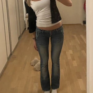 BikBok jeans lågmidjade - SÅLDA  Jeans från Bikbok💖 Tyvärr för korta på mig som är 175.   Innerbenslängd: 77cm Midjemått (mätt rätt över): 37cm Midjemått (omkrets, mätt inuti): 80cm   TRYCK EJ PÅ KÖP DIREKT💖 Köparen står för frakten💖  Skriv för fler bilder eller frågor💖