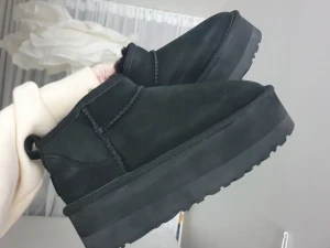 UGG SLUTSÅLDA SVART 36 platform - Säljer mina Uggs för vad kan tyckas är överpris men tjänar jag inget på de så behåller jag dem helldre, gav 2500 för dem. 5 cm platå! Bara gått lite inomhus med dem så är i felfritt skick. Jag har inte sparat kartong! Glöm inte att kolla övriga annonser 