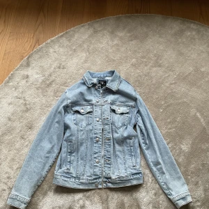Jeansjacka - En ljusblå jeansjacka från Zara. Storlek: S