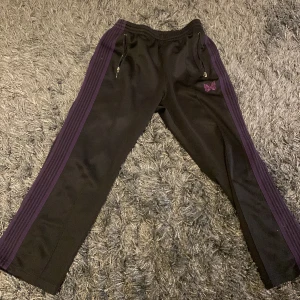 Needles trackpants  -  Needles trackpants i mycket bra skick 