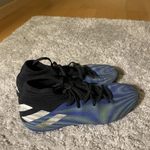 Adidas Nemezziz - Fotbollsskor. Väldigt enkla men sköna. Storlek 44. Skriv för fler bilder.