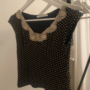 Prickig topp - Jättesöt topp men kommer tyvärr inte till användning. Osäker på storlek men skulle säga att den passar mellan XS-M. Skriv för fler bilder eller info!