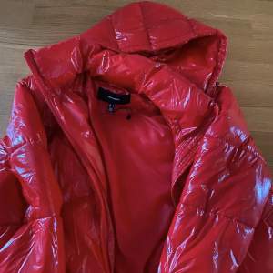 Röd jättefin glansig jacka från vero moda som tyvärr inte kommer till användning. Endast använd några få gånger så den är som ny. Storlek M men passar även mindre. 440kr + frakt