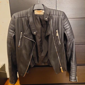 Skinnjacka - Troligtvis inte äkta skinn. Fint skick. Skulle säga att den är mer som en 40 storelksmänssigt. Priset är prutbart med rätt att neka🥰