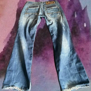 Armani jeans  - Köptes här på plick! Dom var dock för stora, står bara 33 på jeansen men skulle nog säga att dom passar storlek 40-42. Säljer dom för lite billigare pris 