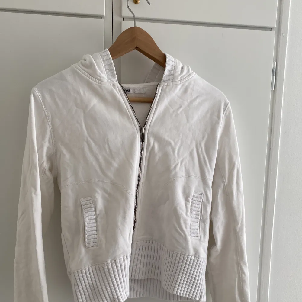 En vit zip up tröja som är från märket flash. Jättefint skick och passar till allt . Tröjor & Koftor.