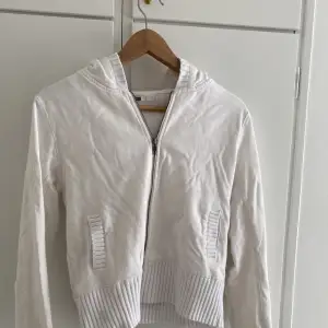 En vit zip up tröja som är från märket flash. Jättefint skick och passar till allt 