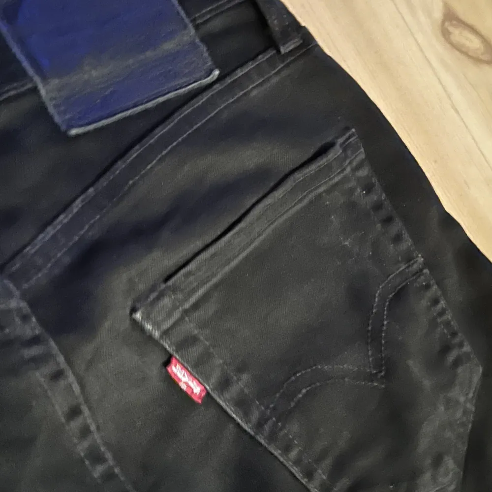 Svarta Levi’s Jeans Köptes för ungefär 1000kr Normal passform. Köparen står för frakt. W29 L32. Jeans & Byxor.