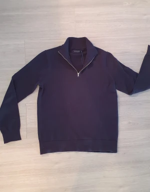 Half zip tröja - Det är en half zip tröja som endast är testade köpte deb för 799 men säljder deb flr 600